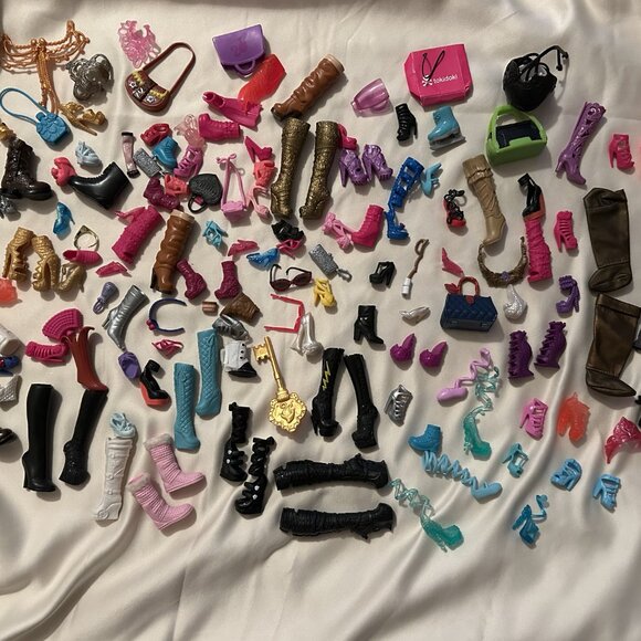 Barbie Shoes and Accessories - Over 125 pieces - Lot As Is - Picture 3 of 12